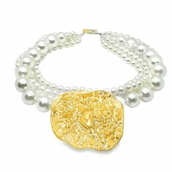 Naszyjnik z perłami i młotkowaną zawieszką – stal szlachetna