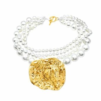 Naszyjnik z perłami i młotkowaną zawieszką – stal szlachetna