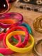 Biżuteria XXL: bransoletki bangle, które podbiły lata 80. i 90.