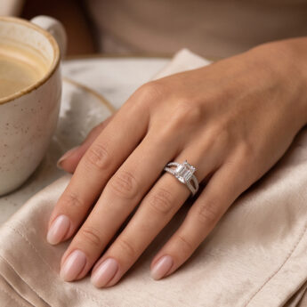 Srebrny pierścionek z moissanitem 1,00 ct w szlifie Asscher i ażurową obrączką