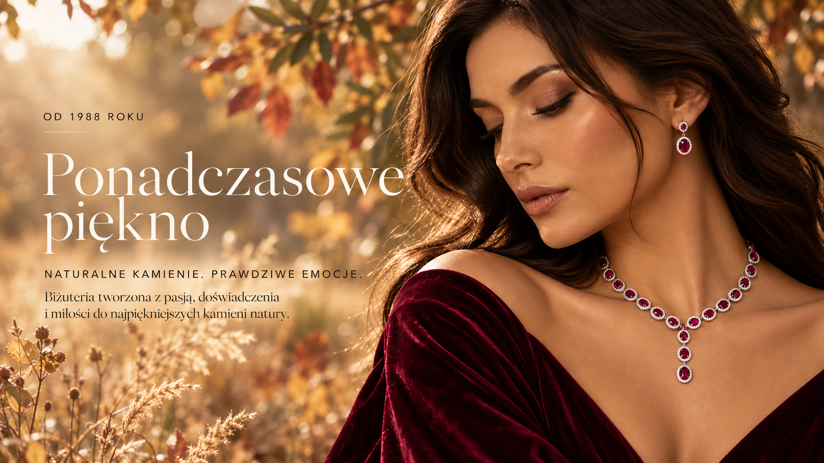 Od 1988 roku. Ponadczasowe piękno, naturalne kamienie i prawdziwe emocje. Modelka prezentuje biżuterię z czerwonymi kamieniami.